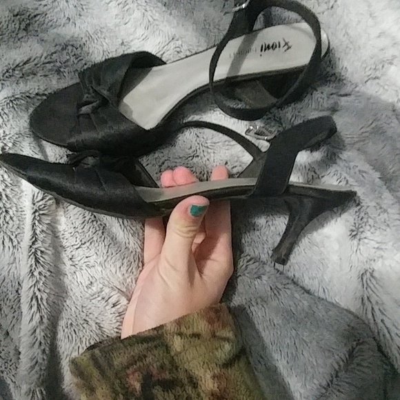 Fioni Black Open-Toe Heels - Picture 2 of 3